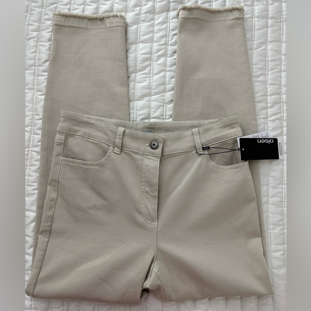 NWT Olsen Mona Slim Cream CrPants with frayed edges. Size 8